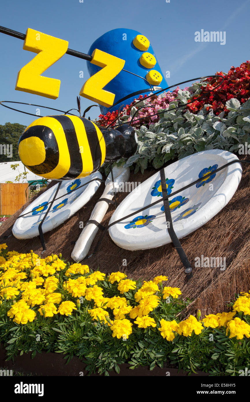 Diddy Men 'Lazy Days' (Preston City Council) National Flower Bed Wettbewerb bei der RHS - Royal Horticultural Society Honey Bee Gardens Themenveranstaltung im Tatton Park. Der RHS Flower Show Tatton Park liegt in einer herrlichen Parklandschaft und ist eine Feier der besten Gartenkunst mit einer lebhaften Karnevalsatmosphäre. Stockfoto