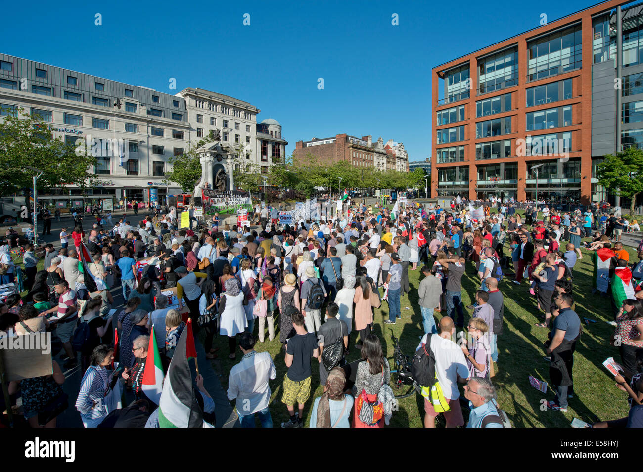 Manchester, UK. 23. Juli 2014. Hunderte von Menschen besuchen eine Demonstration im Bereich Piccadilly Gardens von Manchester über Militäraktionen Israels im Gaza-Streifen zu protestieren. Israels Aktionen sind auch von UN-Menschenrechte offizielle, Navi Pillay verurteilt worden. Bildnachweis: Russell Hart/Alamy Live-Nachrichten. Stockfoto