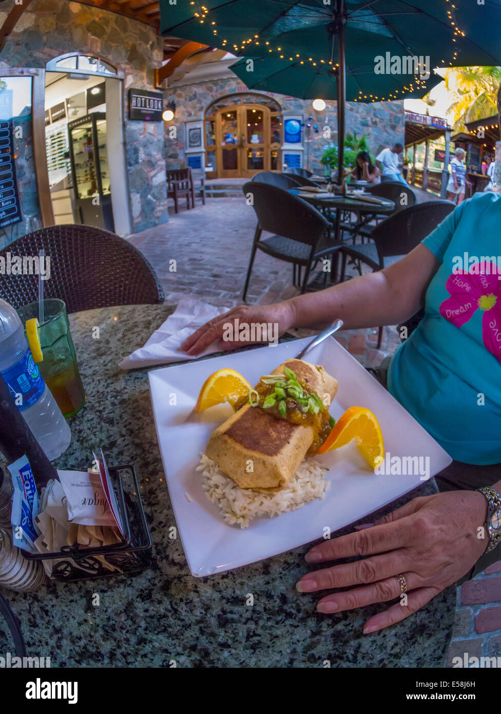 Teller mit Essen in der Sonne Dog Cafe in Mongoose Junction, Cruz Bay, St. John, US Virgin Islands Stockfoto