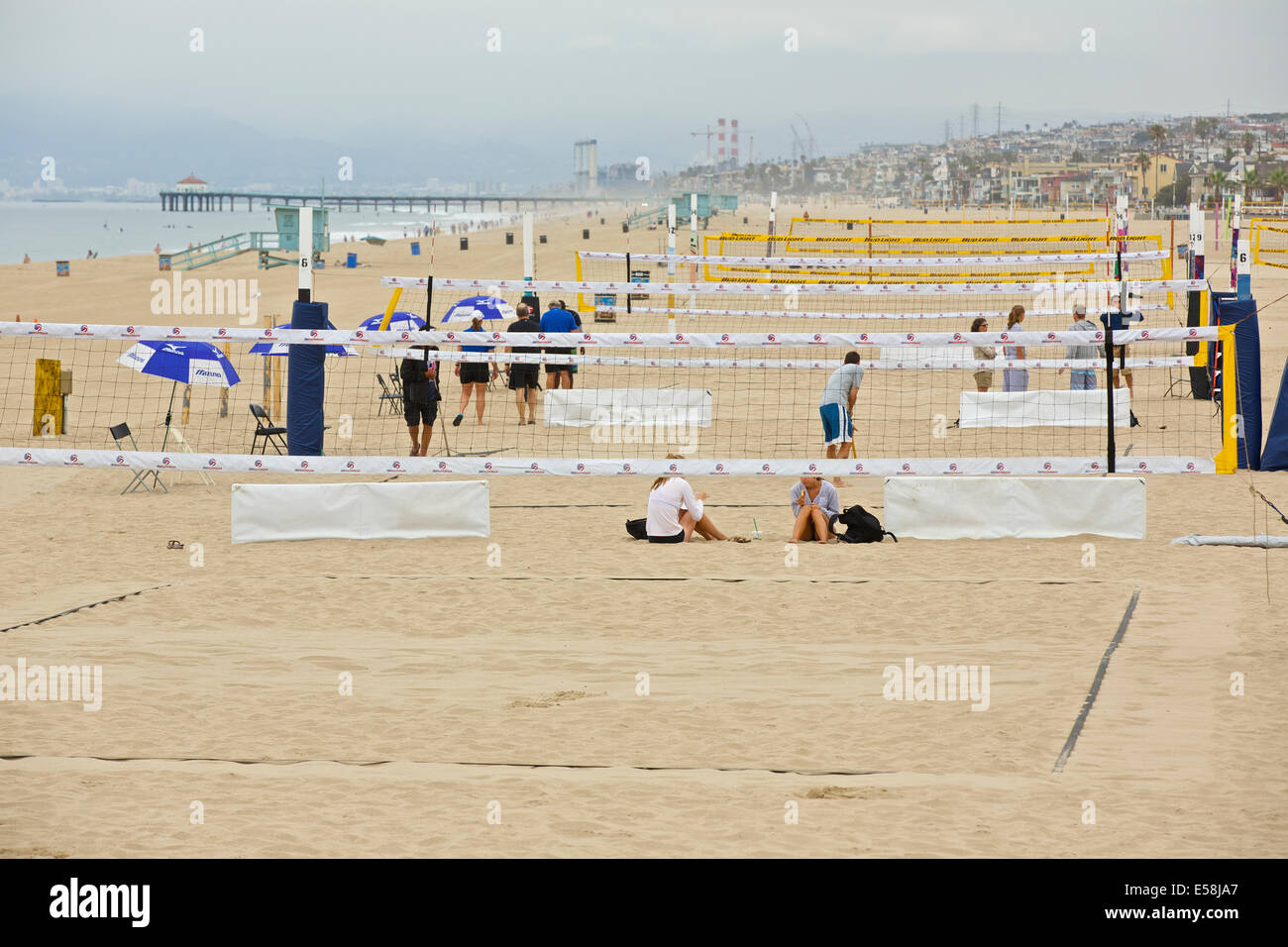 Die Vorbereitungen für ein Beach Volleyball Spiel in Hermosa Beach, Kalifornien, USA. Stockfoto