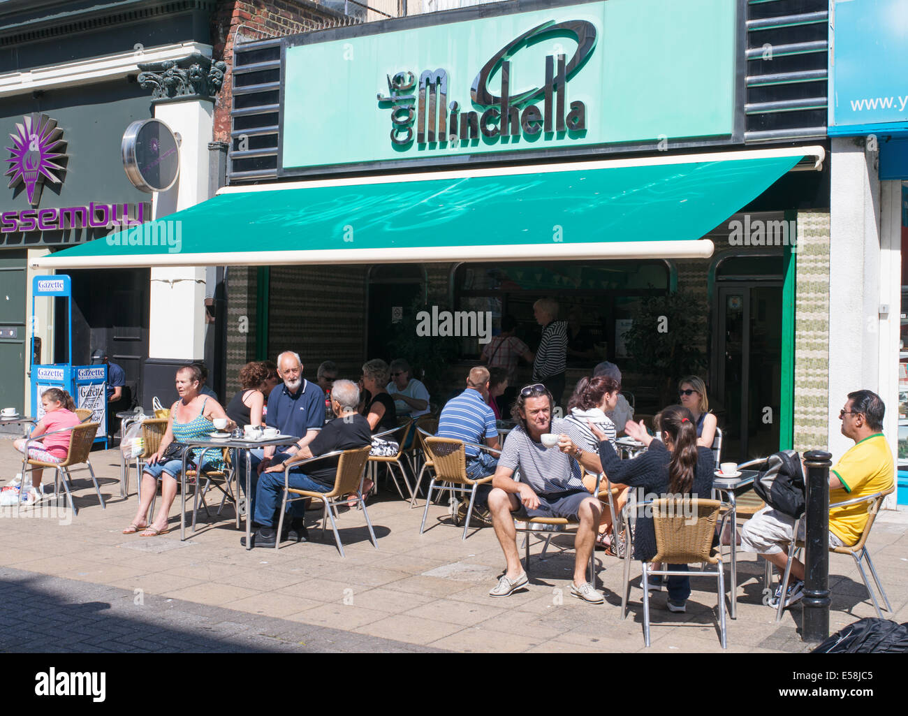 Die Leute draußen sitzen Minchella's Café South Shields Stadtzentrum, dem North East England, Großbritannien Stockfoto