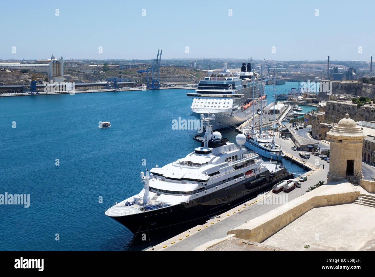 Krake Super Yacht ankern in Malta Valletta Grand Harbour mit Le Ponant Segelyacht & Kreuzfahrtschiff achtern Stockfoto