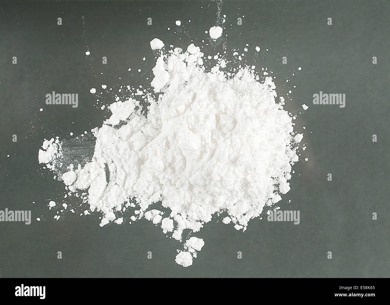 Kokain-Hydrochlorid Pulver durch die United States Drug Enforcement Administration (DEA) beschlagnahmt. Stockfoto