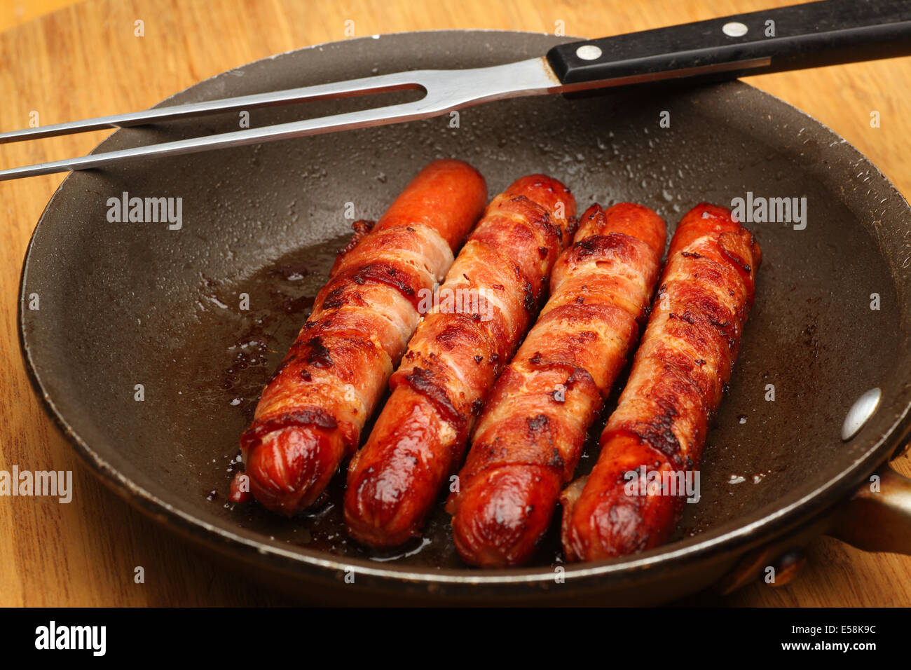 Hot Dogs, eingewickelt in Speck Stockfoto