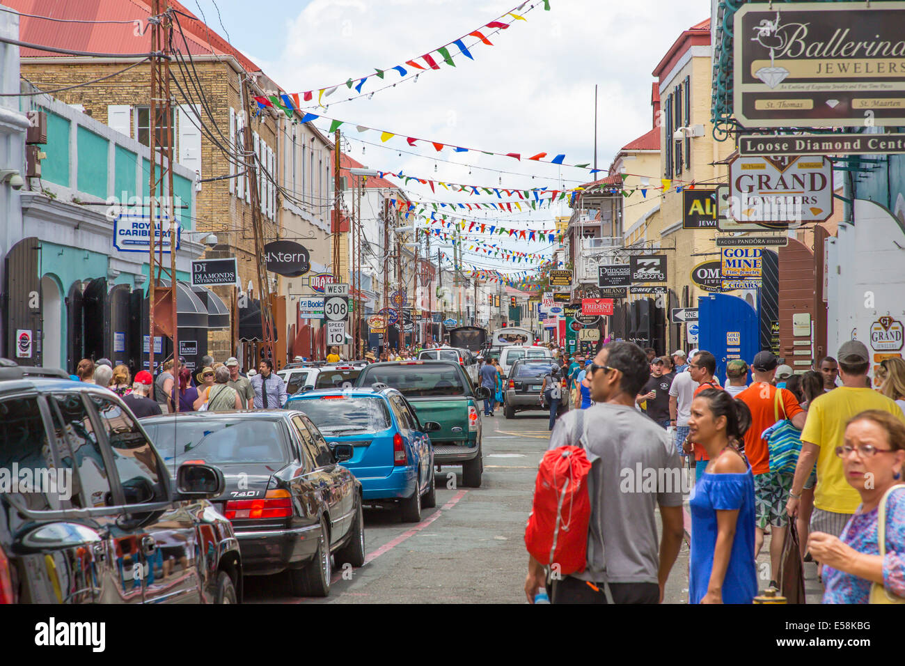 Voll ausgelastet Dronningens Gade oder Main Street in Charlotte Amalie auf der Craibbean Insel St. Thomas in den US Virgin Islands Stockfoto