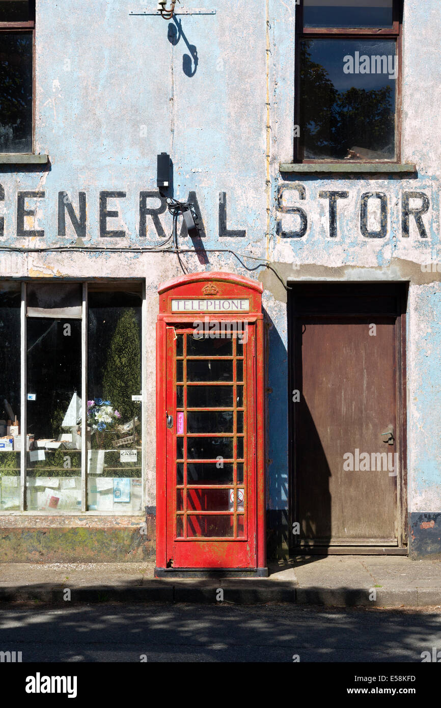 Warenhäuser und rotes Telefon box im Zentrum Dorfes, Mathry, Pembrokeshire Stockfoto