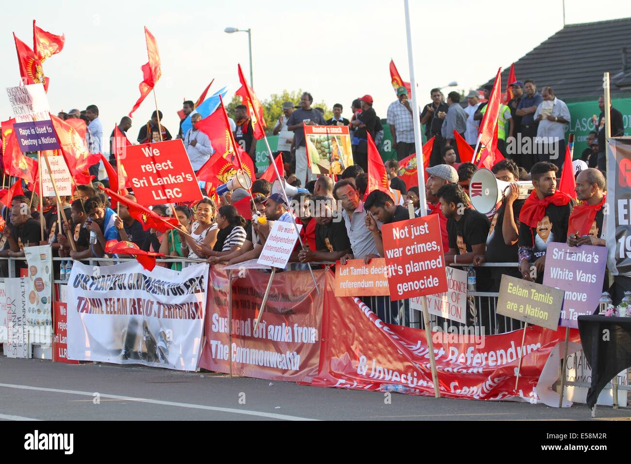 Glasgow, Schottland. 23. Juli 2014. Celtic Park während der Eröffnungsfeier eine große Menschenmenge lautstark aber friedlich zu protestieren gegen die Behandlung von Sri Lankans.  Sie sind für die Schaffung eines unabhängigen Staates Tamil Eelam und die Aussetzung von Sri Lanka aus dem Commonwealth Credit lobbying: Neville Stile/Alamy Live News Stockfoto