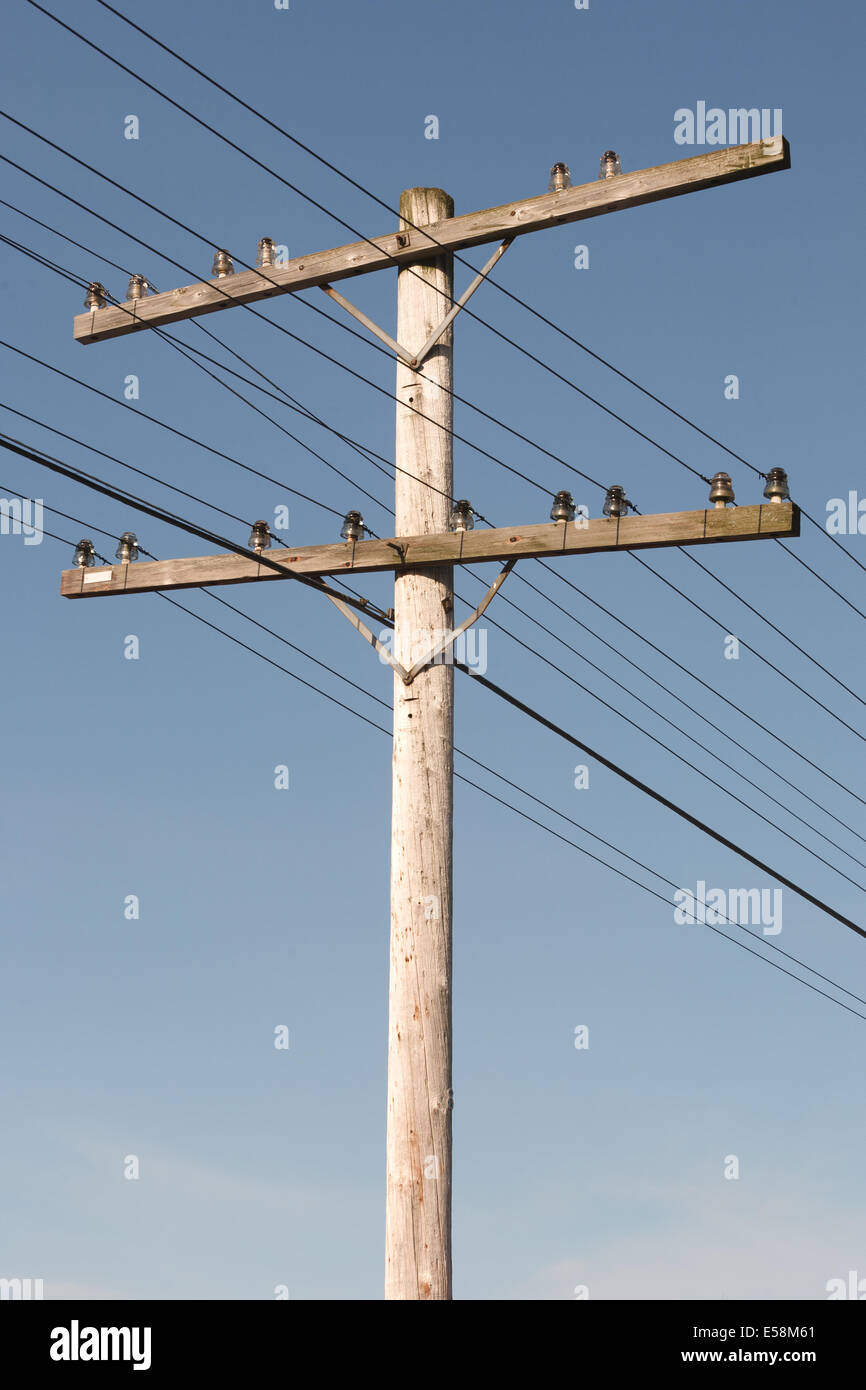 Telefonmast und klaren, blauen Himmel Stockfoto
