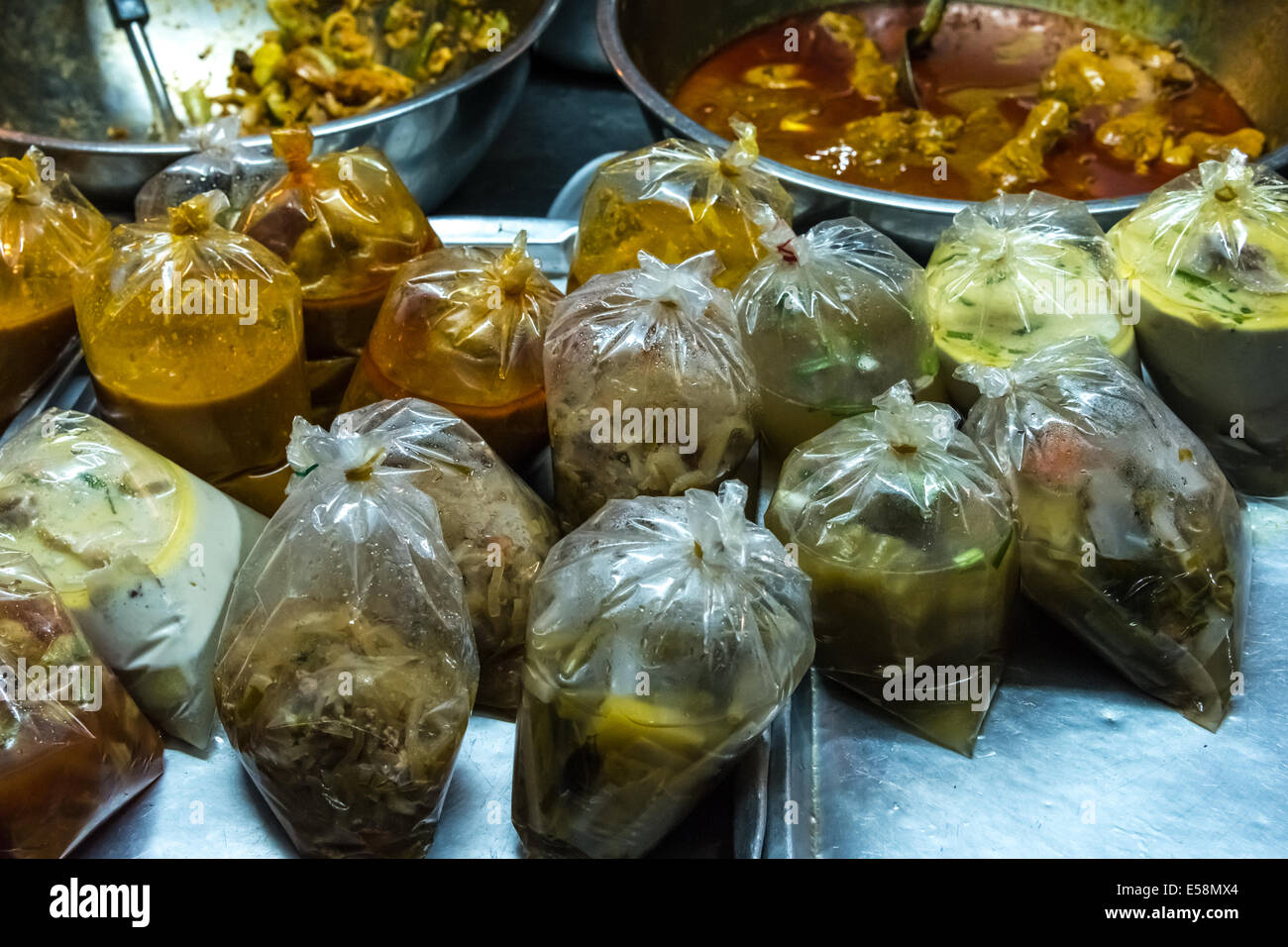 Thai Suppen zum Verkauf auf dem Markt. Thailändisches Essen in Plastiktüte Stockfoto