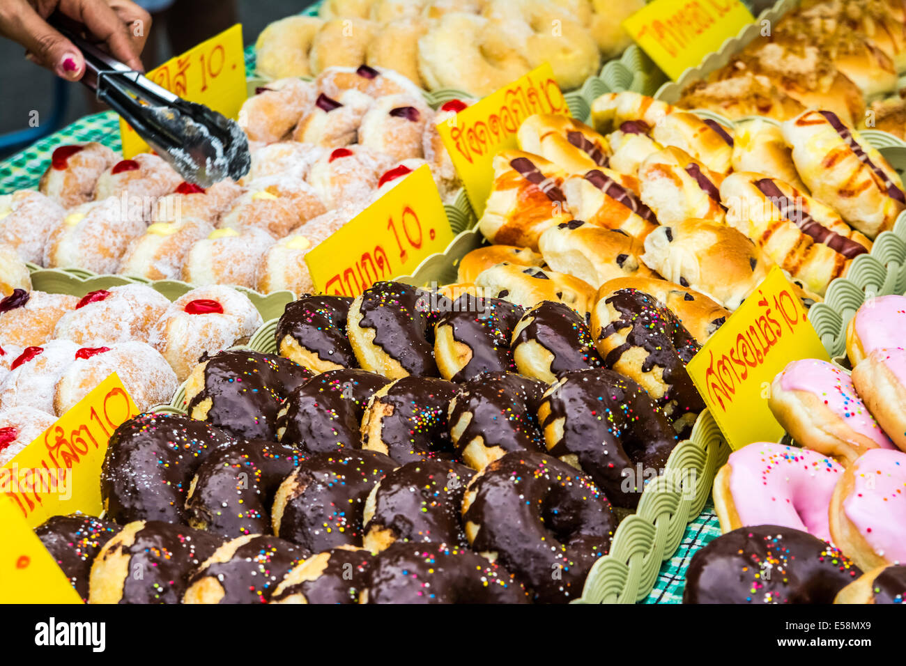 Glasierte Donuts, köstliche Wüste in ein Nachtmarkt in Thailand. Ares ist eine Art von frittierten Teig Süßwaren oder Dessert Essen. tief-f Stockfoto