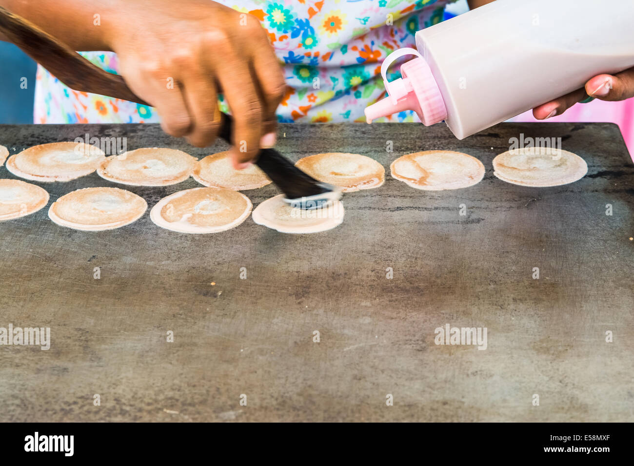 Kochen thai Pfannkuchen in einem Nachtmarkt in Thailand Stockfoto
