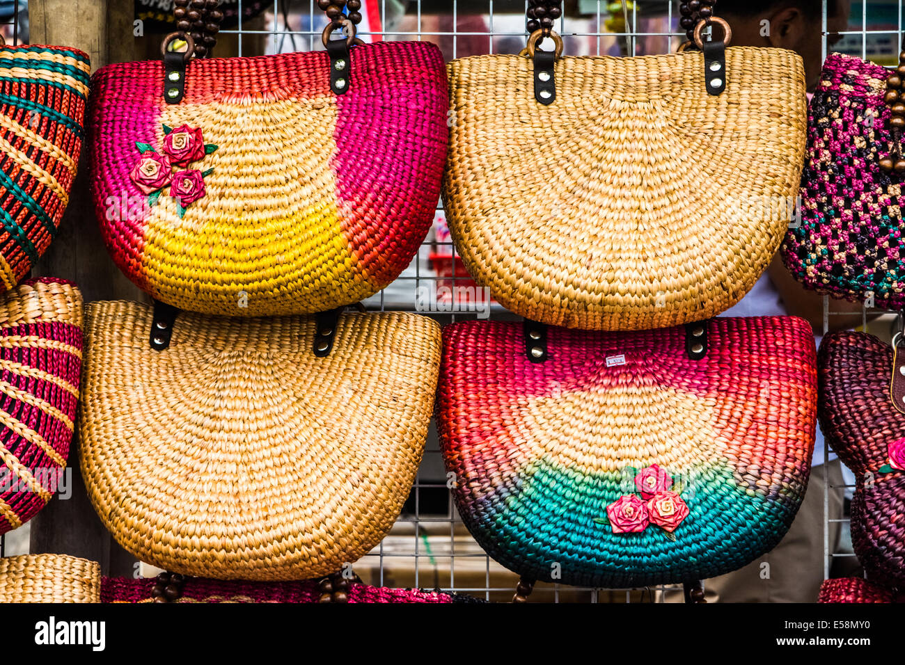 Farbenfrohe handgefertigte Taschen in einem thailändischen Markt. Stockfoto