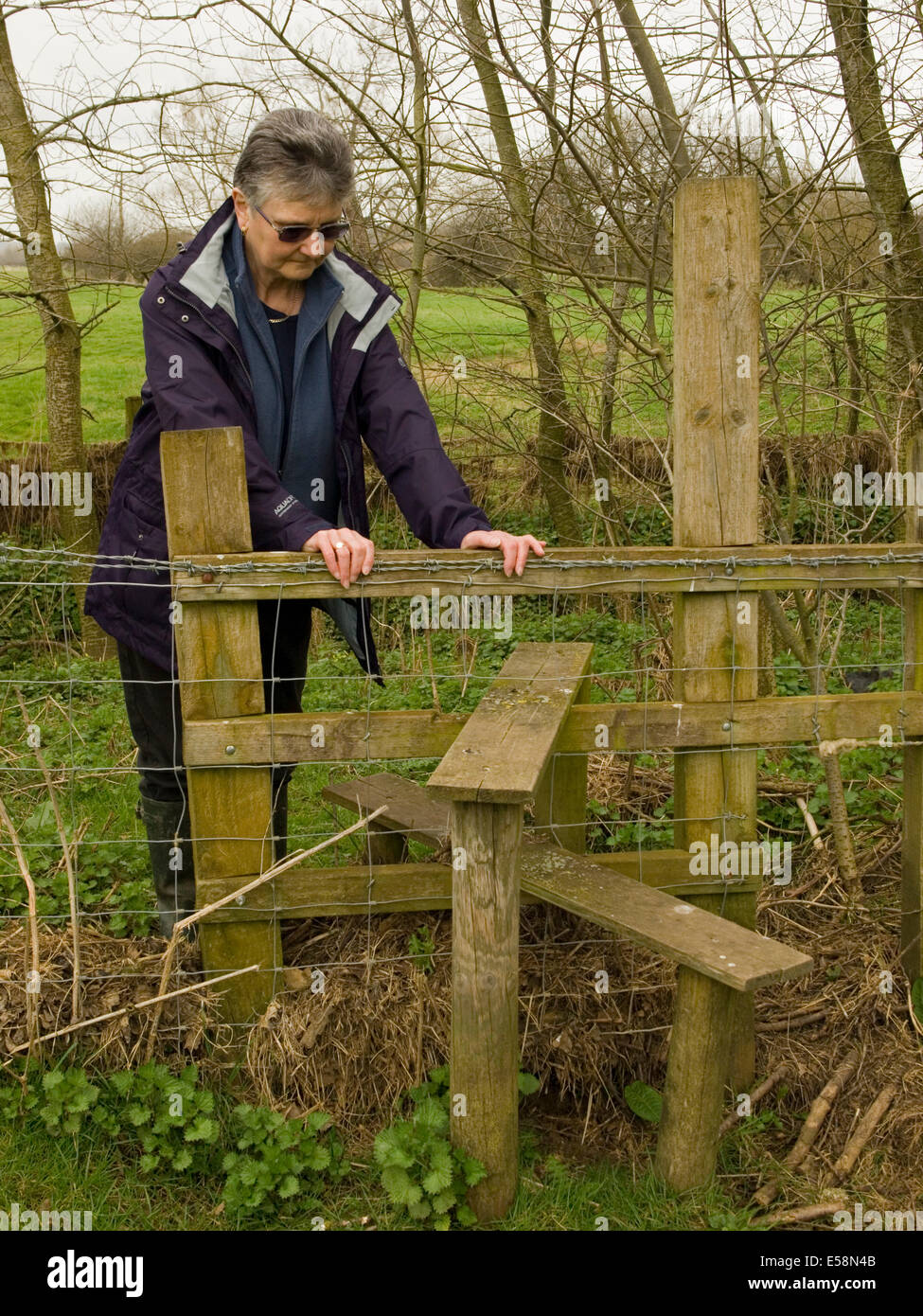 Stil mit Stacheldraht, Hände und Finger zu schneiden Stockfoto