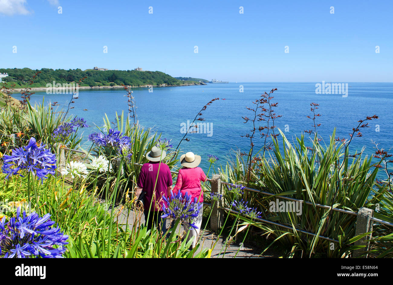 ein paar zu Fuß auf den Küsten Fußweg in Falmouth, Cornwall, Uk Stockfoto