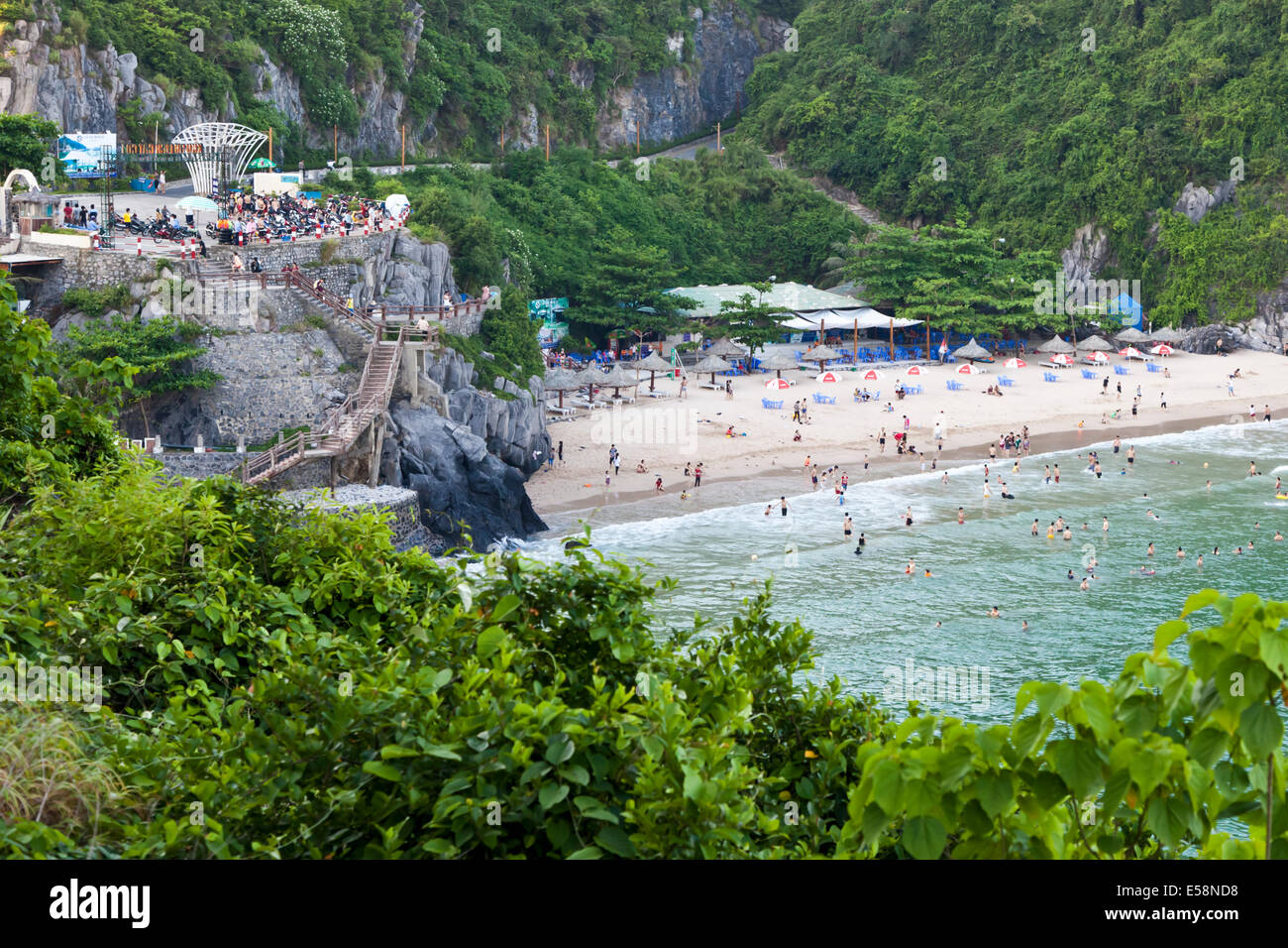 Strand von Cat Ba Insel in der Halong Bay Stockfoto