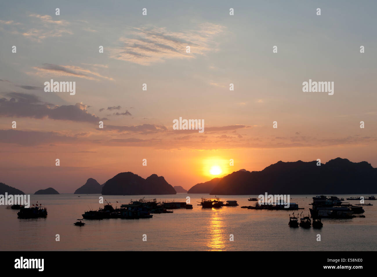 Sonnenuntergang auf Cat Ba Island, Halong Bucht, Vietnam Stockfoto