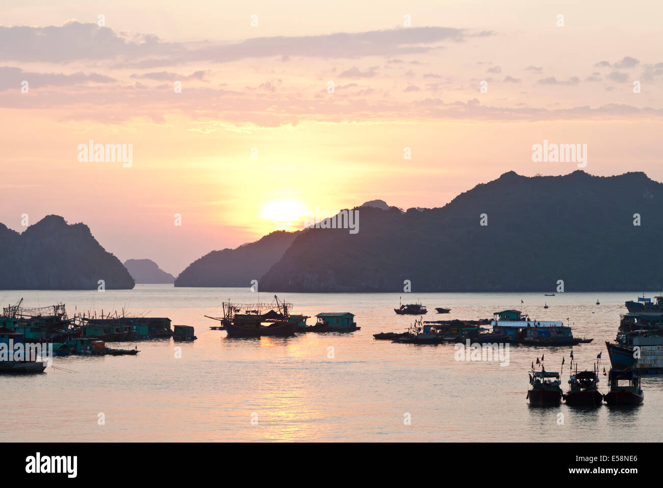 Sonnenuntergang auf Cat Ba Island, Halong Bucht, Vietnam Stockfoto