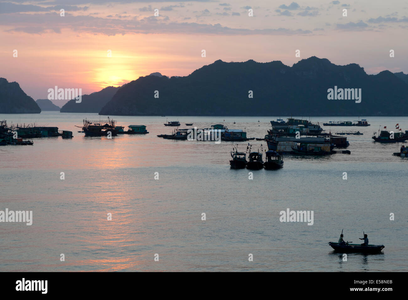 Sonnenuntergang auf Cat Ba Island, Halong Bucht, Vietnam Stockfoto
