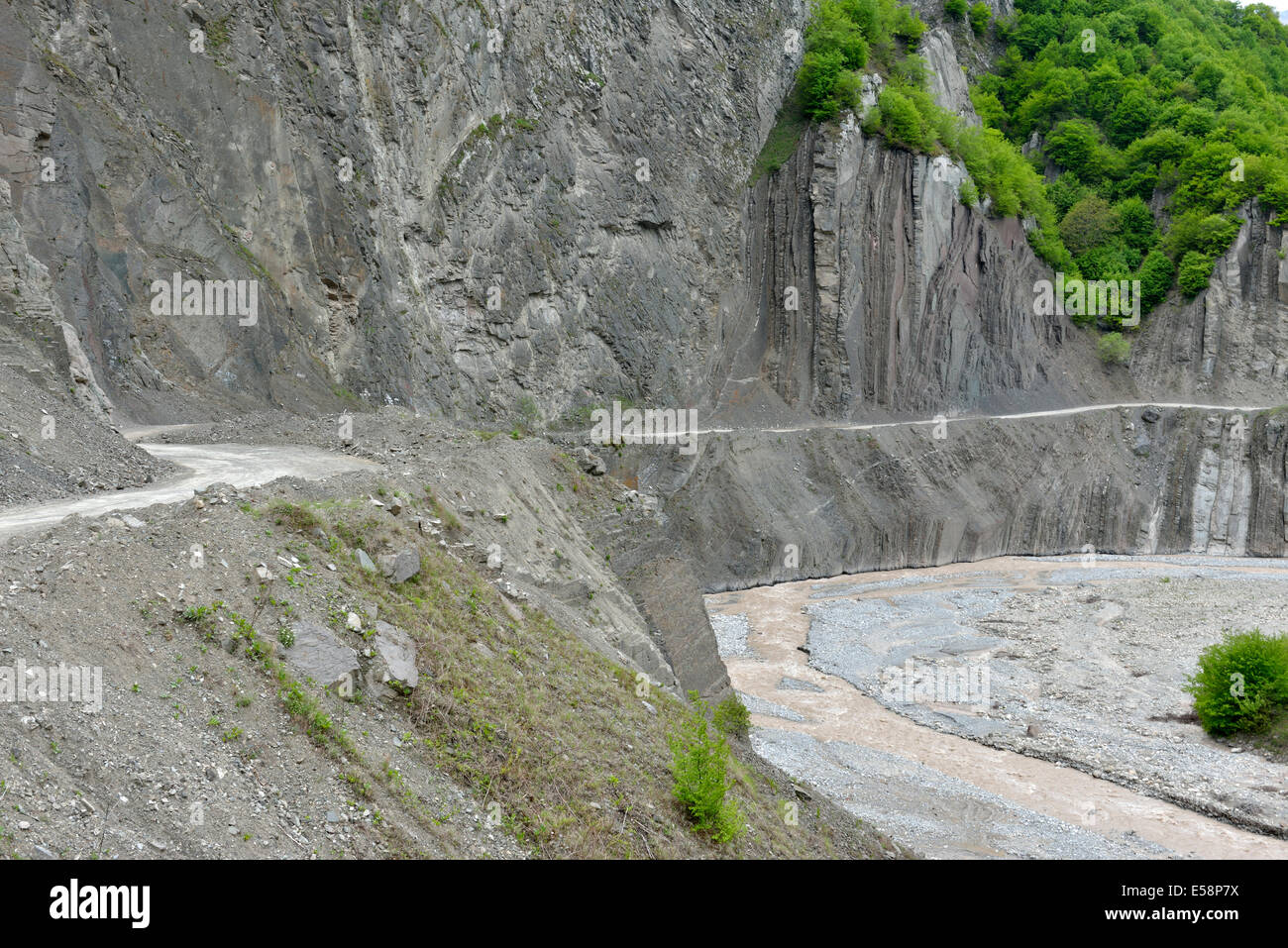 Straße von Ismayilli nach Lahic führt durch eine Schlucht, Kaukasus, Aserbaidschan Berg Stockfoto