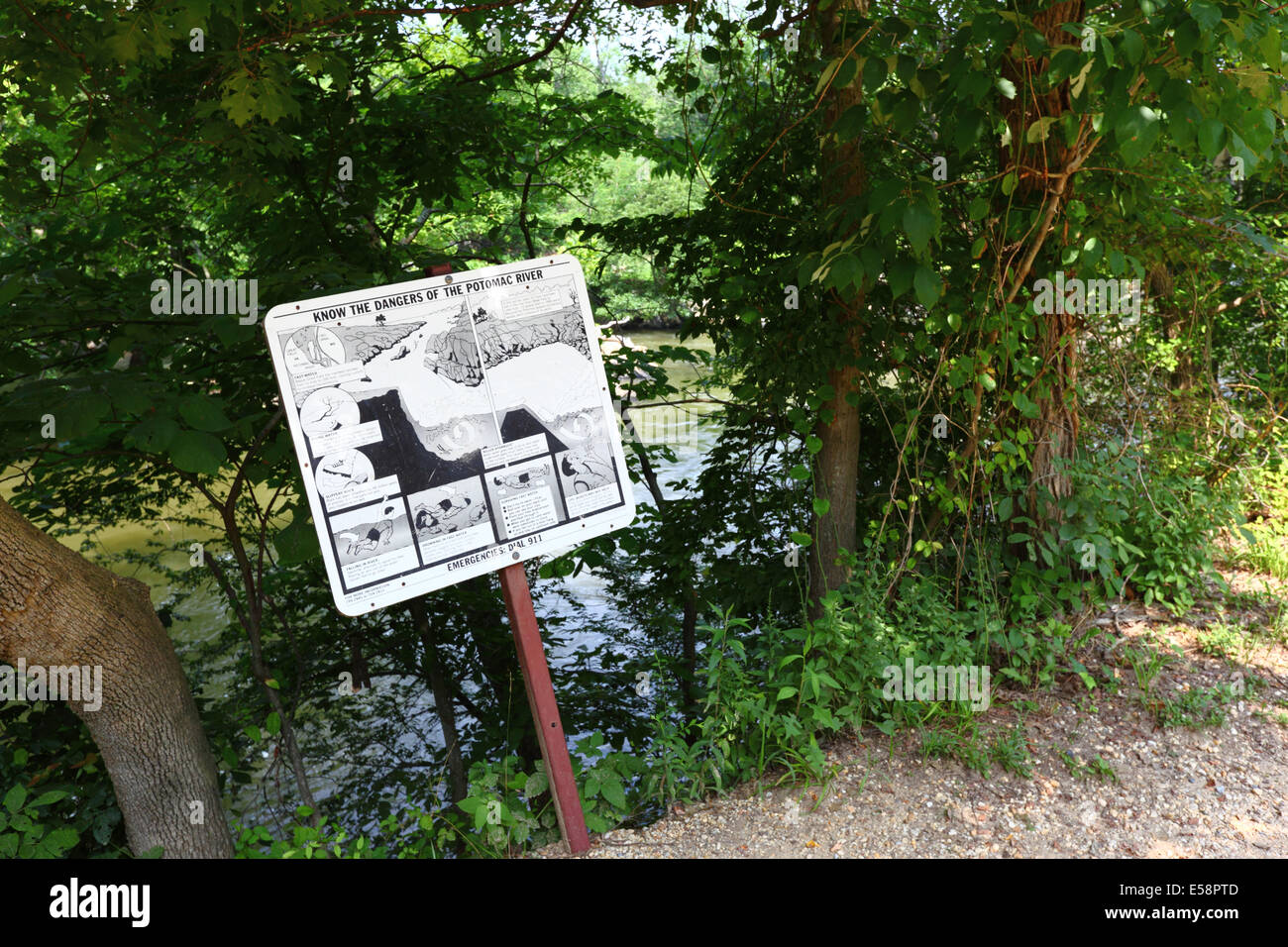 Schild Warnung vor Gefahren des Potomac River und was zu tun, wenn du Wasser neben den Great Falls, Maryland, USA fällst Stockfoto