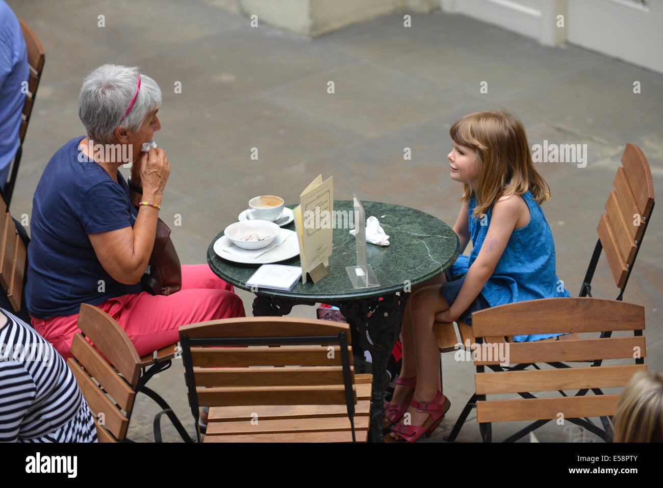 Gro Mutter Oma Enkelin Sitzt Im Freien Restaurant Covent Garden Piazza Gespr Ch Stockfotografie