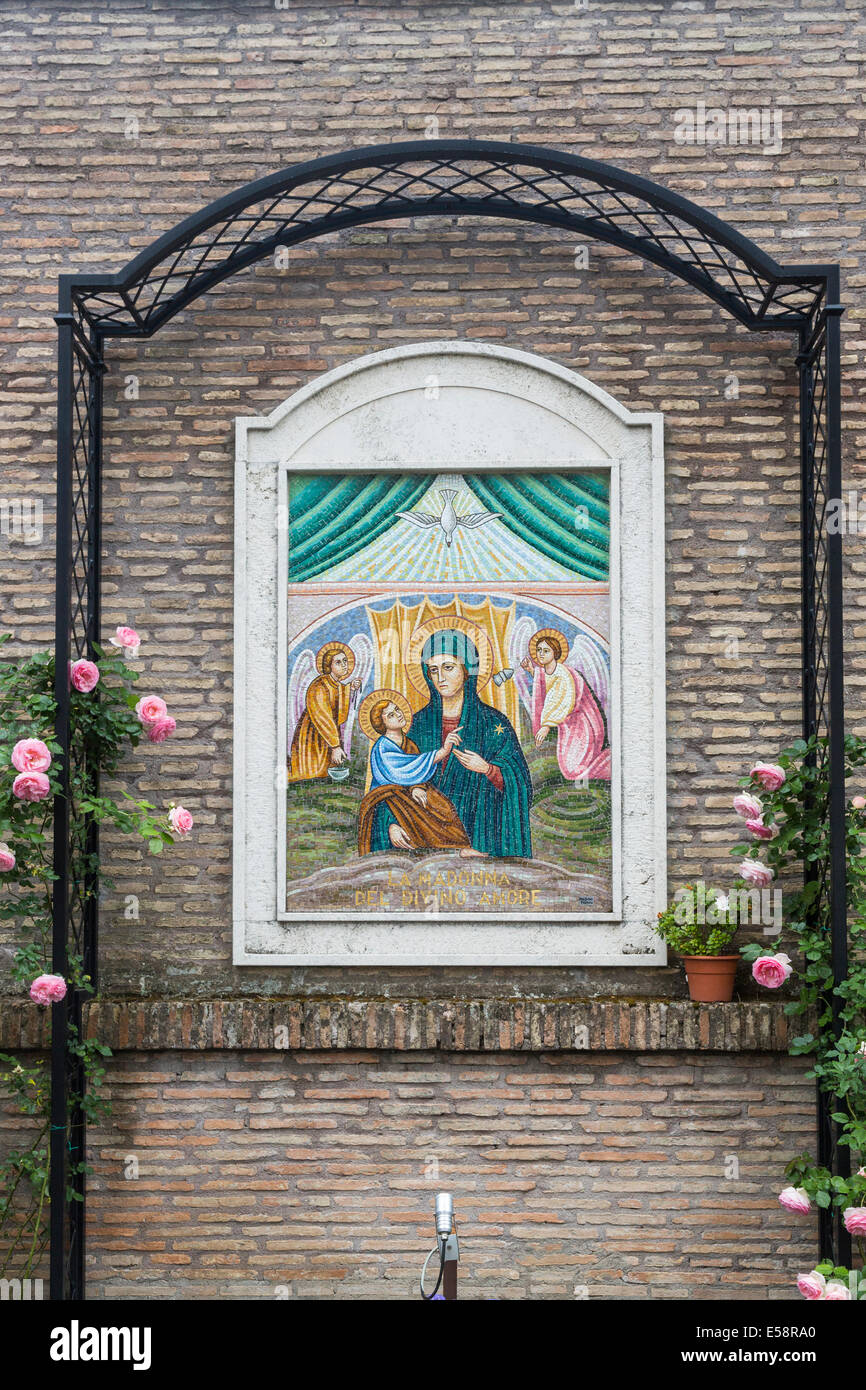 Bunte Mosaikbild der Madonna mit Kind in den Vatikanischen Gärten, Vatikan, Rom mit rosa Rosen Stockfoto