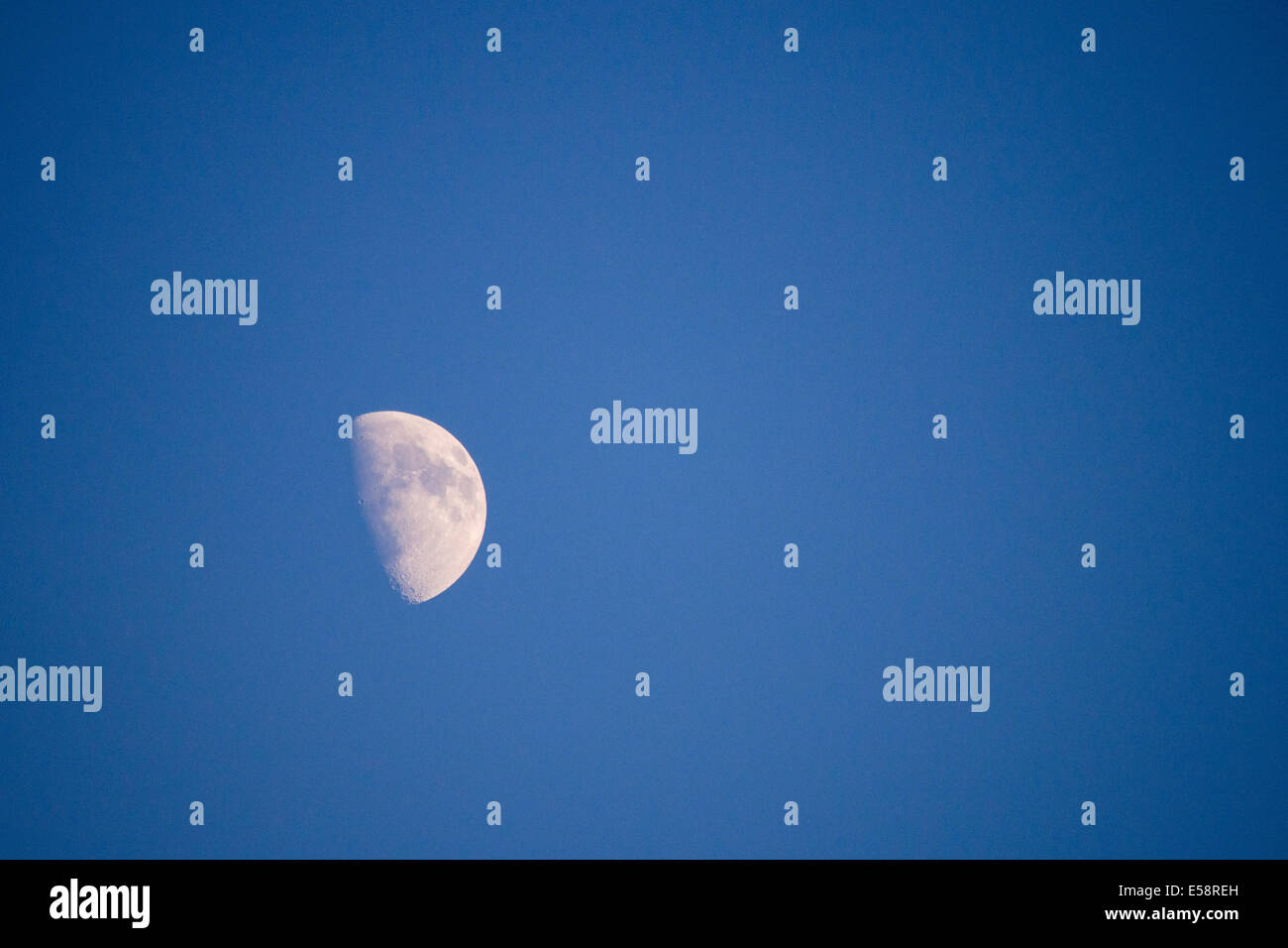 Ein halber Mond über Cumbria, UK. Stockfoto