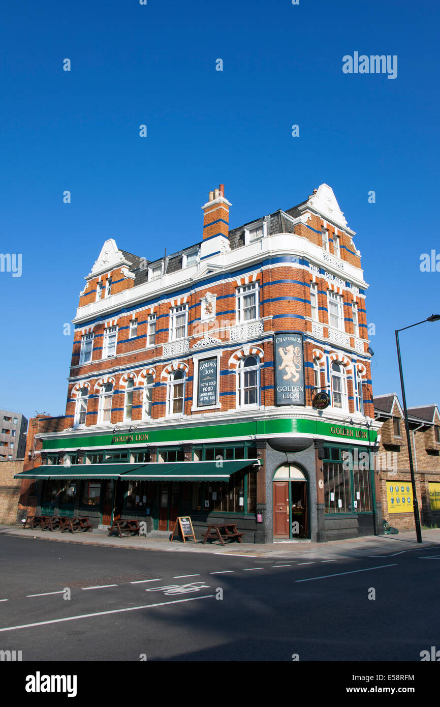 Royal College Street, Camden, Vereinigtes Königreich - Goldener Löwe, der letzten traditionellen Irish Pub im Bereich Stockfoto