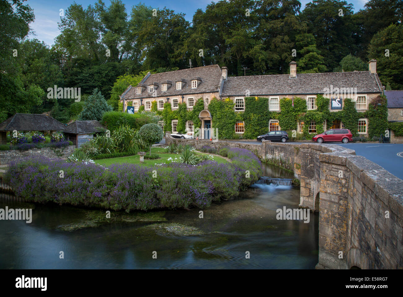Blick auf Fluss Coln und Swan Hotel, die Cotswolds, Bibury, Gloucestershire, England Stockfoto
