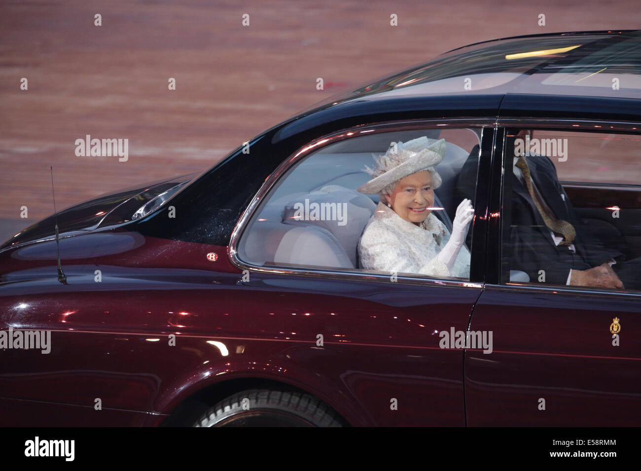 Celtic Park, Glasgow, Schottland, Großbritannien. Juli 2014. Ihre Majestät Königin Elizabeth II. Kommt in einem Auto zur Eröffnungszeremonie der Commonwealth Games 2014 in Glasgow Stockfoto