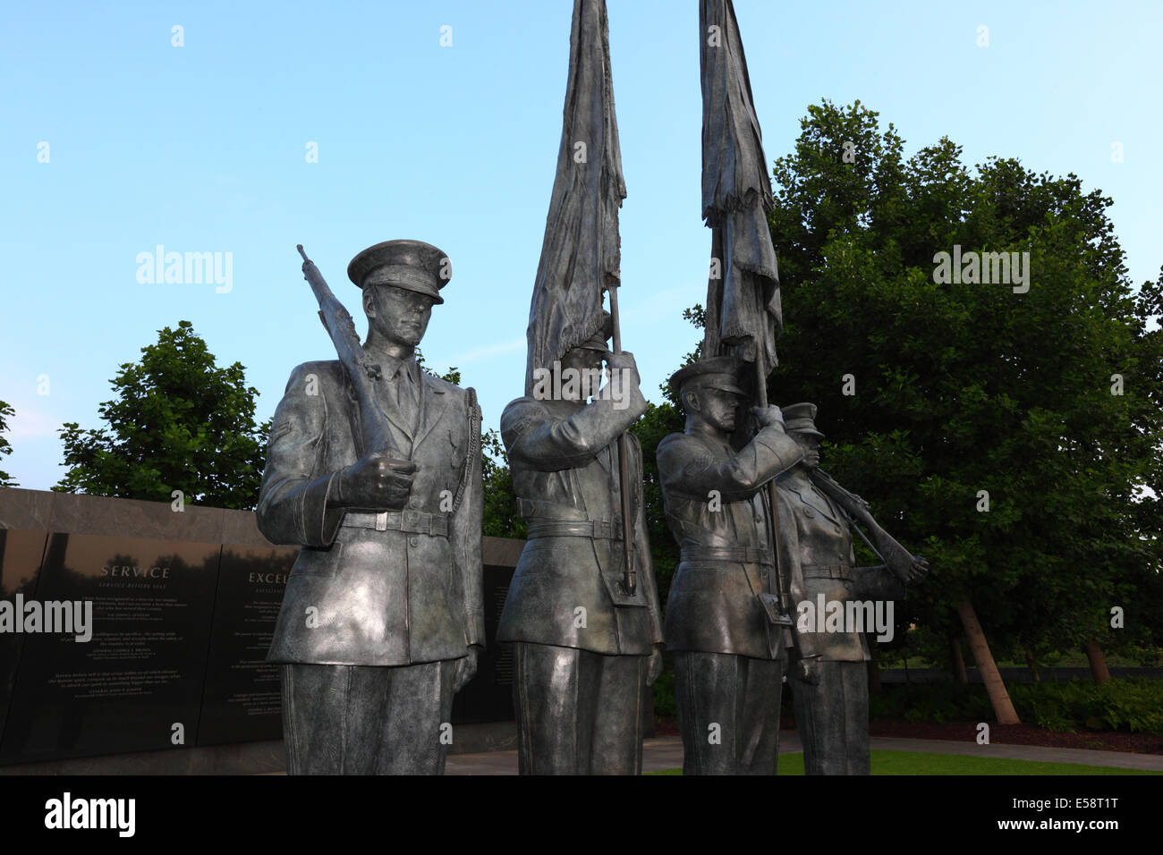 Honor Guard Statuen vor Inschrift Wand, United States Air Force Memorial, Arlington, Virginia, USA Stockfoto