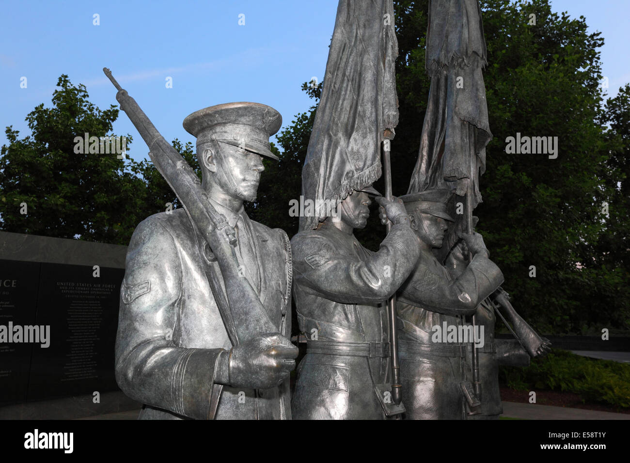 Detail der Ehrengarde Statuen vor Inschrift Wand, United States Air Force Memorial, Arlington, Virginia, USA Stockfoto