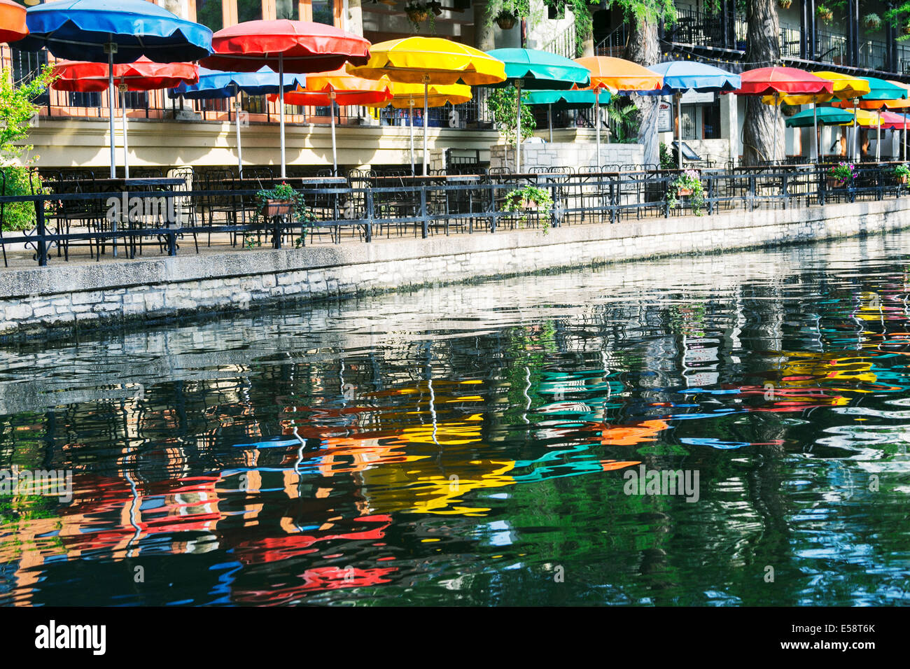 San Antonio Riverwalk Szene erfassen Reflexionen von bunten Sonnenschirmen in Straßencafé. Stockfoto