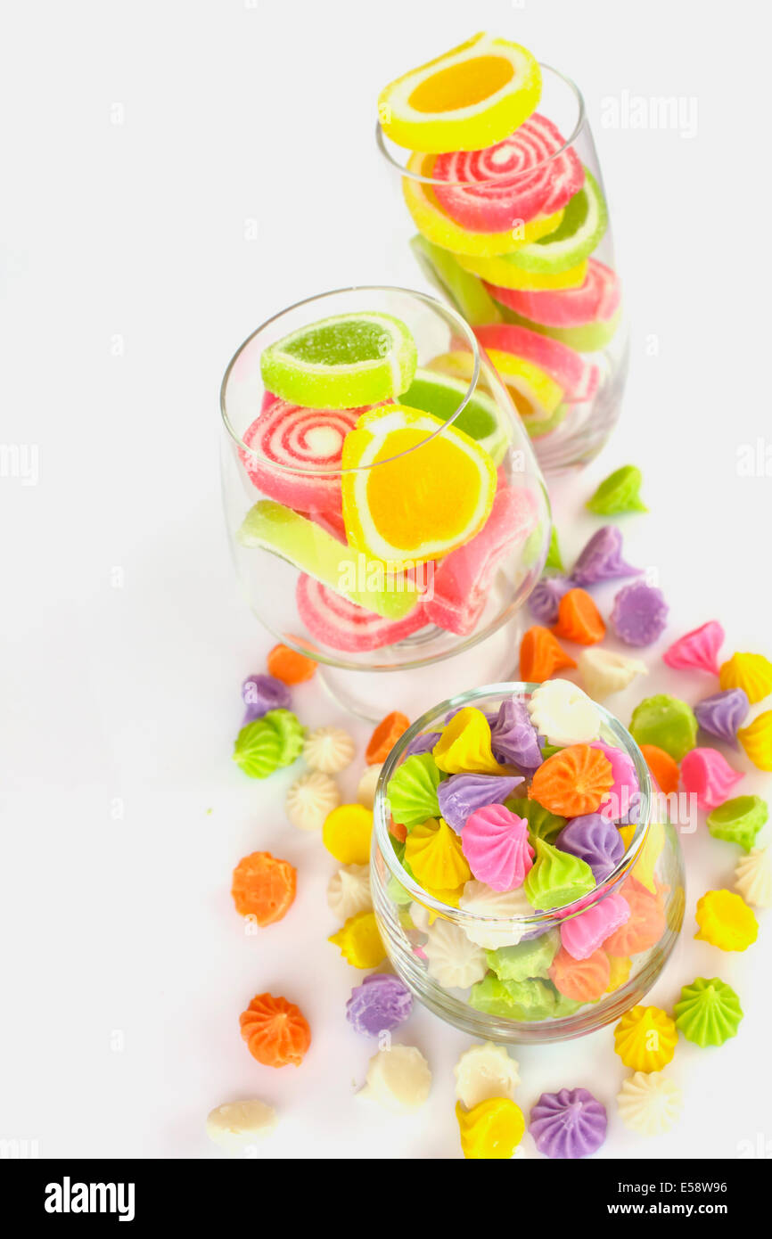Bunte Bonbons im Glas Untertasse und Schüssel isoliert auf weißem Hintergrund. Stock Foto Stockfoto