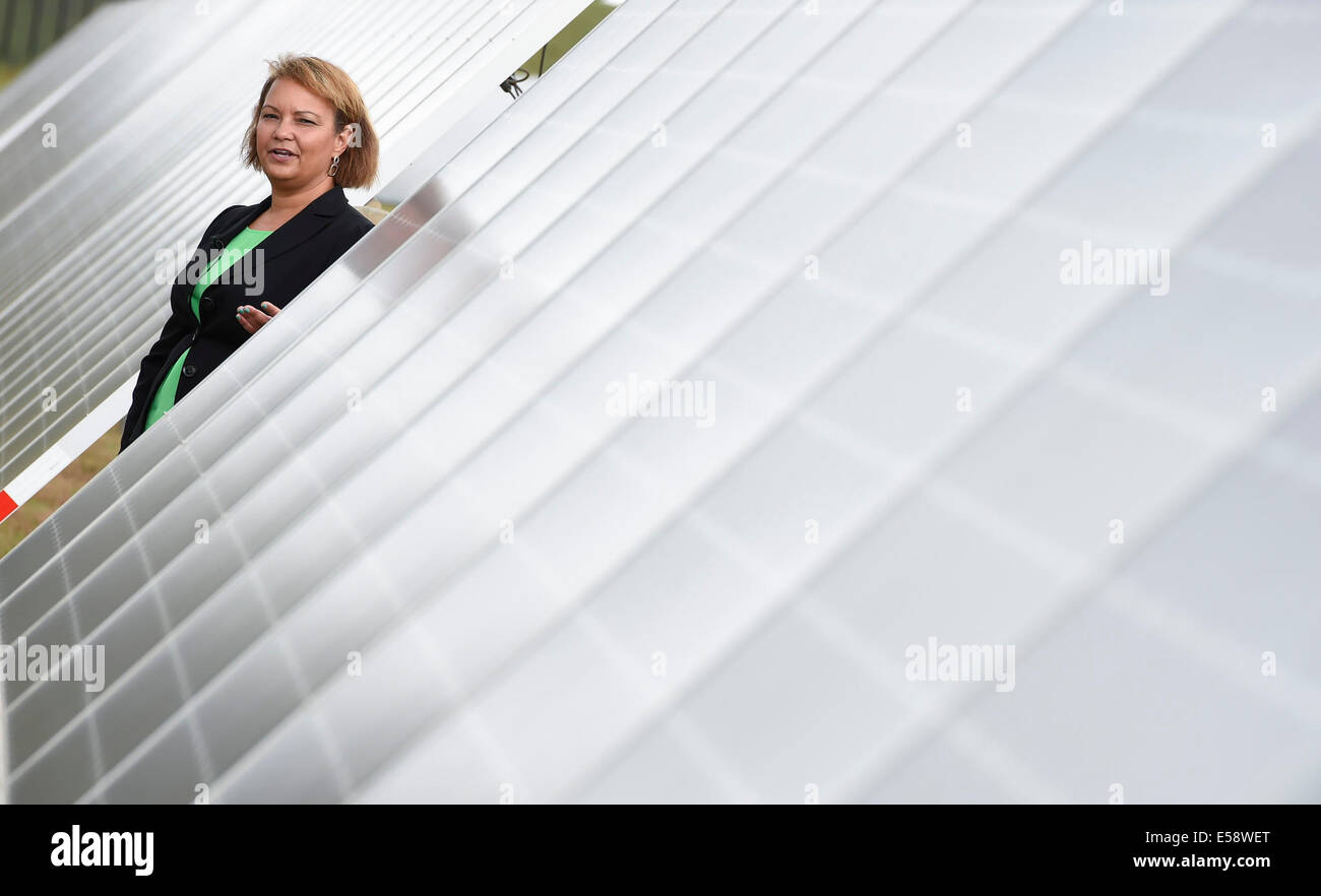 Mädchen. 24. Juli 2014. Apple Vice President of Environmental Initiatives und ehemaliger Verwalter des U.S. Environmental Protection Agency Lisa P. Jackson führt die Sonnenkollektoren an Apple-Rechenzentrum in Maiden, North Carolina, USA, am 22. Juli 2014. Läuft vollständig auf erneuerbare Energien, reduziert das Apple-Rechenzentrum in Maiden, North Carolina, den Energieverbrauch und Treibhausgas-Emissionen. © Xinhua/Alamy Live-Nachrichten Stockfoto