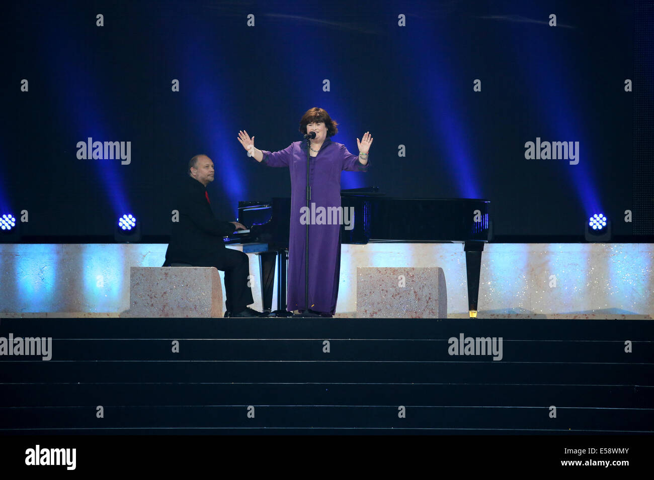 Glasgow, Schottland. 23. Juli 2014. Eröffnungsfeier der 20. Commonwealth Games in Glasgow im Celtic Park. Susan Boyle führt Mull of Kintyre Credit: ALAN OLIVER/Alamy Live News Stockfoto