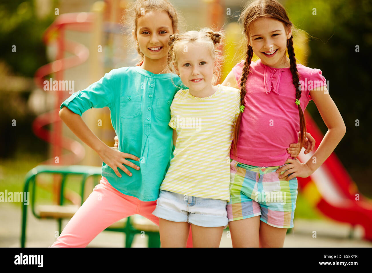 Bild von niedlichen Mädchen posiert auf Spielplatz im freien Stockfoto