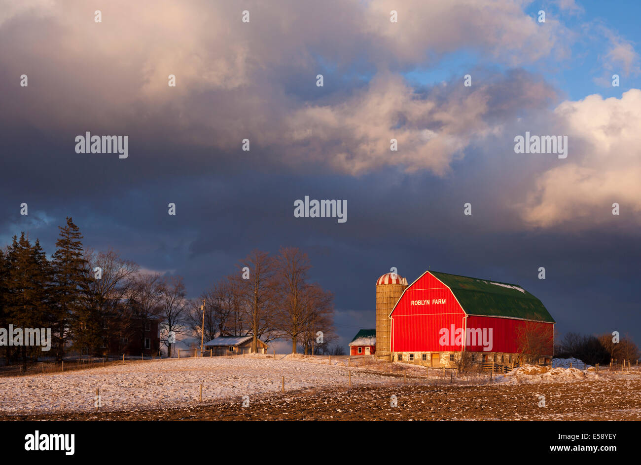 Eine rote Scheune unter stürmischen Himmel in der Nähe von Caledonia.  Roblyn Bauernhof, Haldimand Grafschaft, Ontario, Kanada. Stockfoto