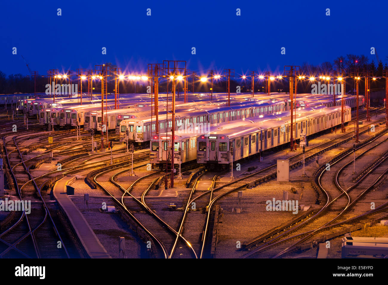 Die Greenwood U-Bahn Yards in der Dämmerung zu sehen. Toronto, Ontario, Kanada. Stockfoto