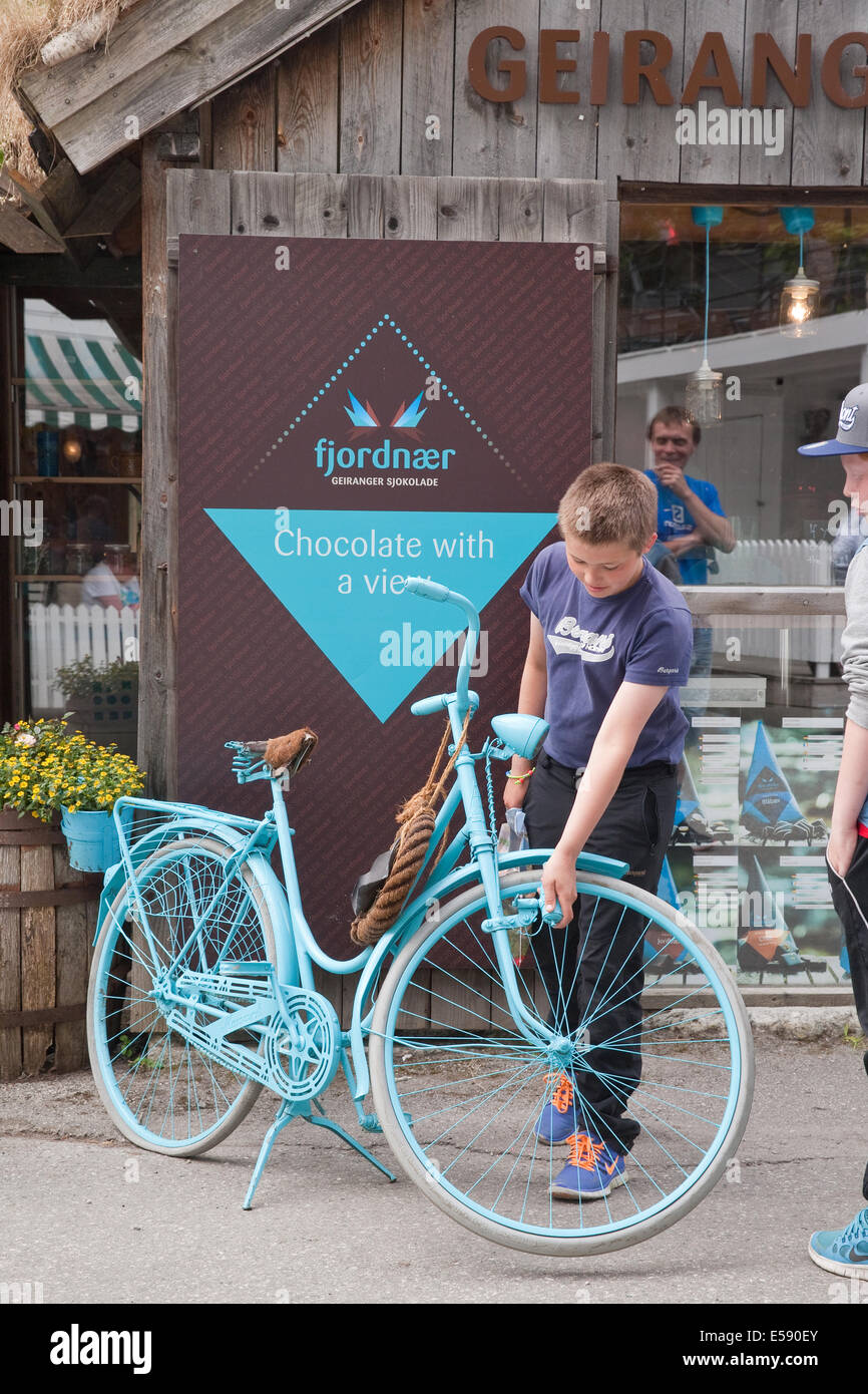 Ein blaues Fahrrad außerhalb der Schoko-Laden in Geiranger Norwegen Stockfoto