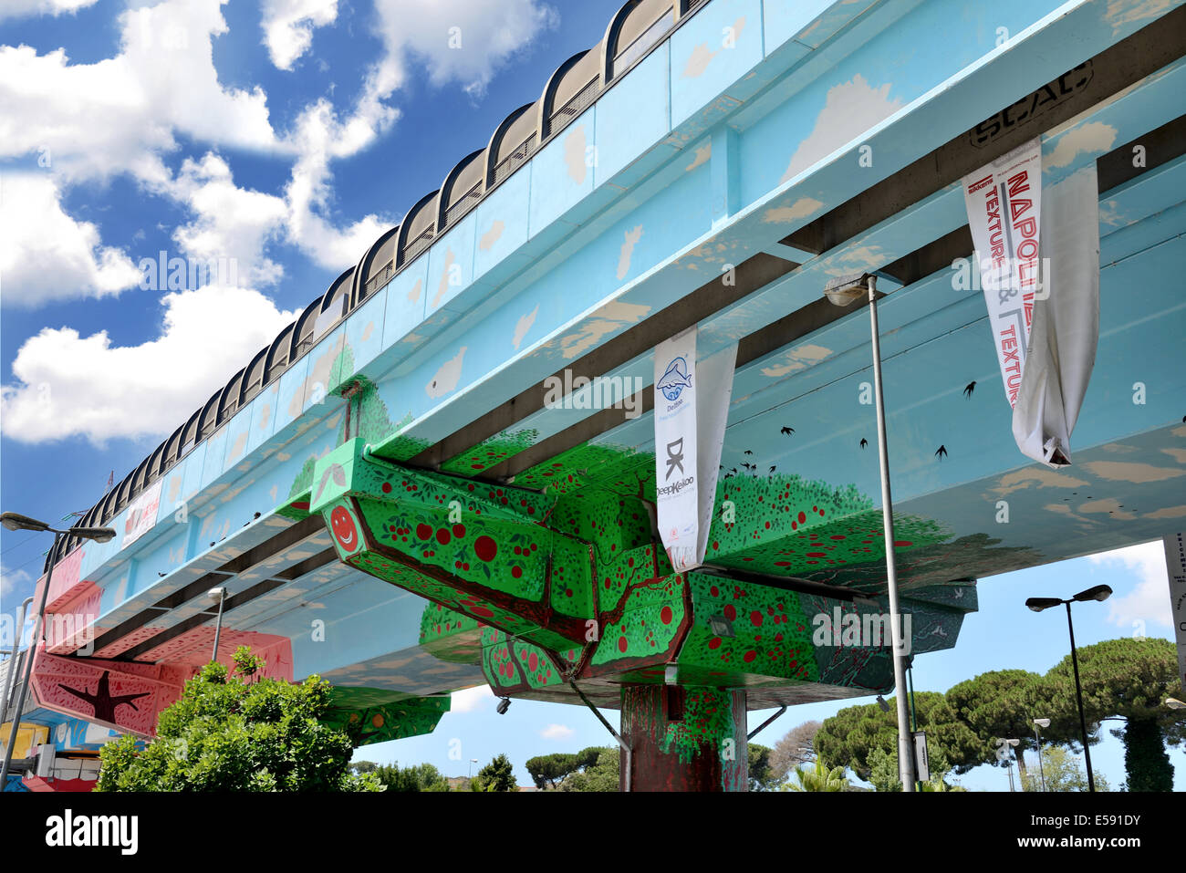 Neapel, Italien, 23.Juli: der Bürgermeister hat die besten Schriftsteller in der Stadt, die u-Bahn Brücke, die zu der Veranstaltung zu malen autorisiert "F Stockfoto