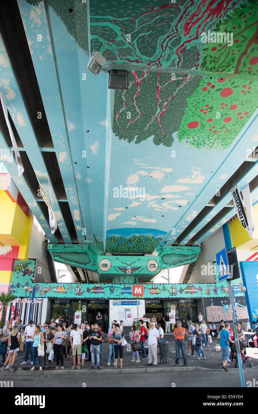 Neapel, Italien, 23.Juli: der Bürgermeister hat die besten Schriftsteller in der Stadt, die u-Bahn Brücke, die zu der Veranstaltung zu malen autorisiert "F Stockfoto
