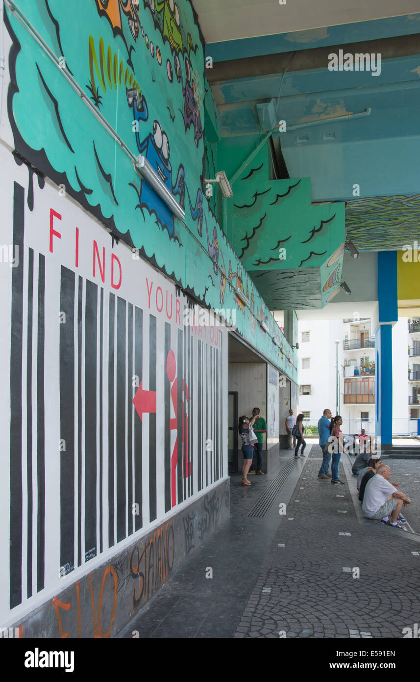Neapel, Italien, 23.Juli: der Bürgermeister hat die besten Schriftsteller in der Stadt, die u-Bahn Brücke, die zu der Veranstaltung zu malen autorisiert "F Stockfoto