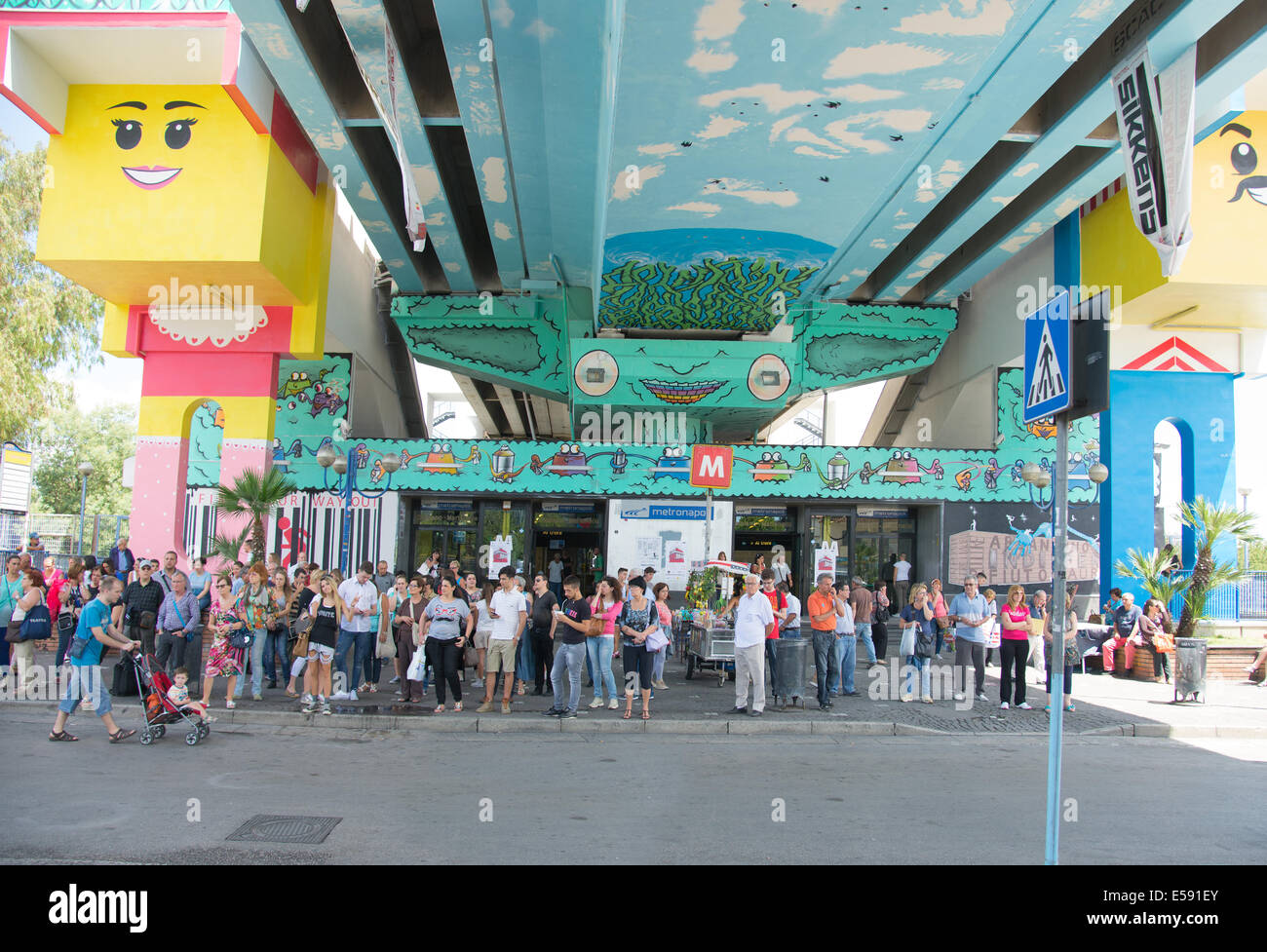 Neapel, Italien, 23.Juli: der Bürgermeister hat die besten Schriftsteller in der Stadt, die u-Bahn Brücke, die zu der Veranstaltung zu malen autorisiert "F Stockfoto