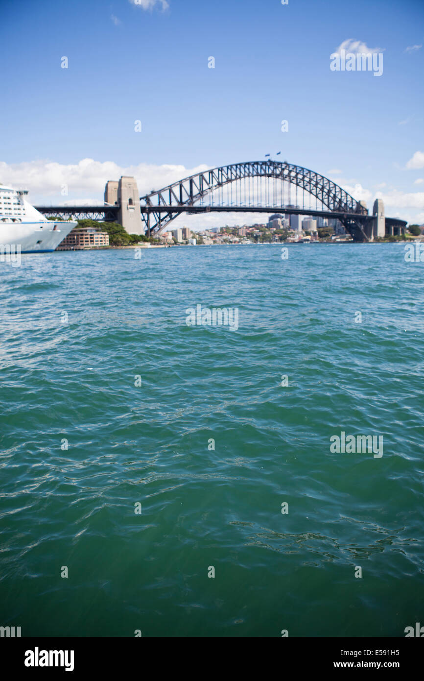 Blick auf Sydney Harbour Bridge in Australien suchen grün gefärbten Wasser mit Vorderseite des Kreuzfahrtschiff in Ecke Stockfoto