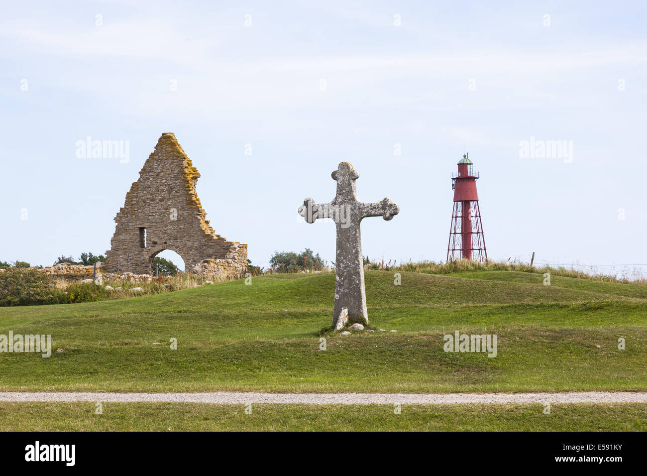 Heilige Birgitta Kapellen Ruinen und ein Stein überqueren mit Dreiblatt Blattentwurf auf Kapelludden auf Öland in Schweden Stockfoto