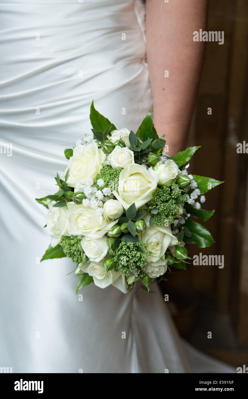 Braut hält einen Blumenstrauß auf einer Hochzeit. Stockfoto