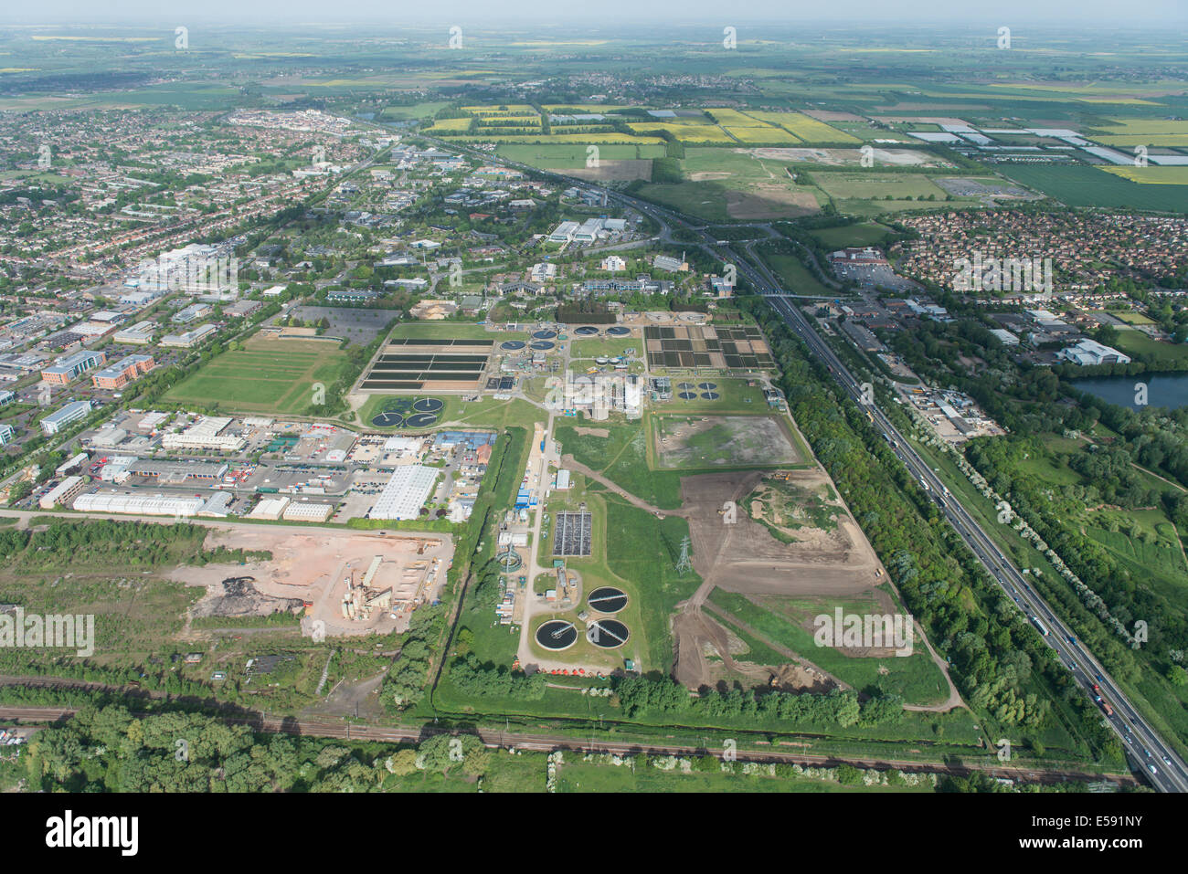 Eine Luftaufnahme von einem Abwasser arbeitet am nördlichen Stadtrand von Cambridge, UK Stockfoto