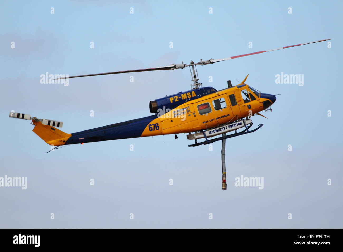 Antenne zur Brandbekämpfung ein Buschfeuer mit Wasser Bomber Hubschrauber in Western Australia. Stockfoto