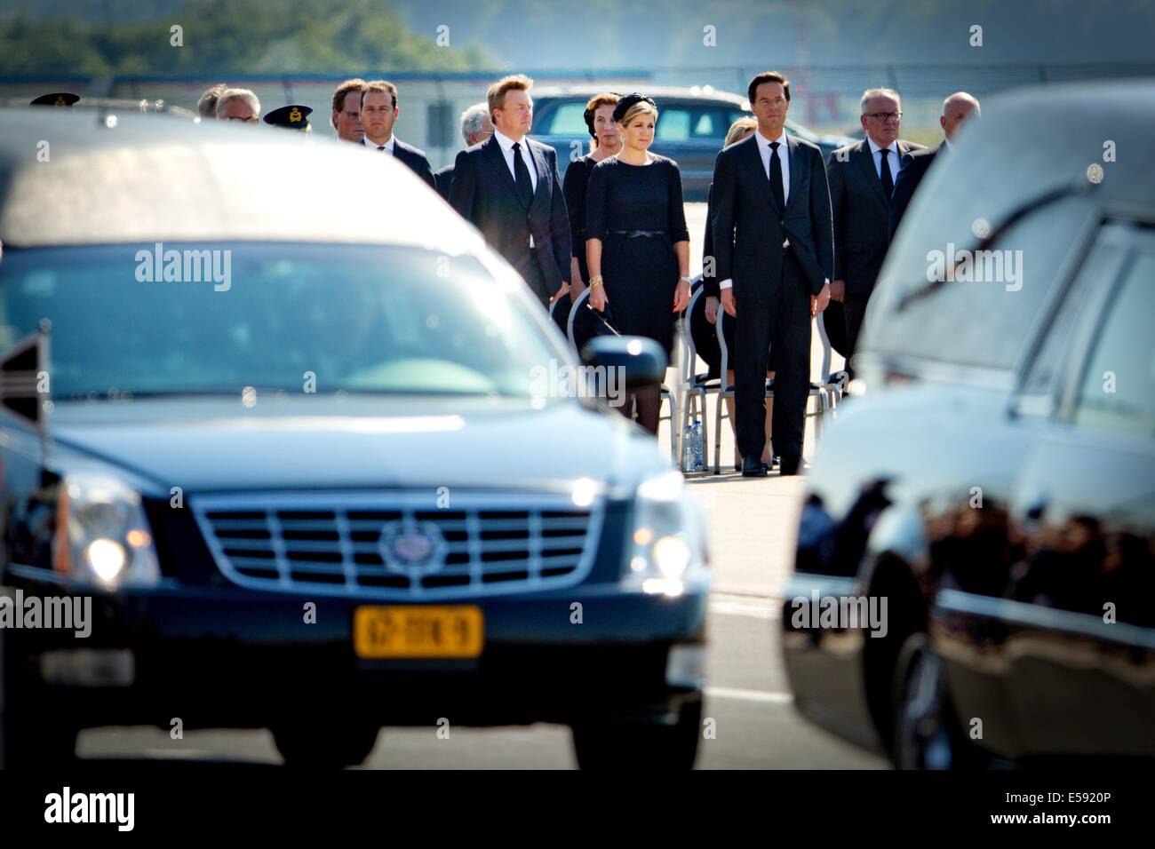 Eindhoven, Niederlande. 23. Juli 2014. (L-R) Niederländische stellvertretender Ministerpräsident Lodewijk Asscher, niederländische König Willem-Alexander, Königin Maxima und Ministerpräsident Mark Rutte auf dem Militärflugplatz in Eindhoven, Niederlande, kommt 23. Juli 2014, bei der Ankunft einer niederländischen Luftwaffe c-130 Hercules-Ebene und eine australische Royal Australian Air Force C17-Transportflugzeug mit den ersten Stellen der 298 Opfer des Flugzeugabsturzes in der Ostukraine Malaysia Airlines MH17 von Charkiw Ukraine. Foto: Patrick van Katwijk/Niederlande und Frankreich heraus - Live News WIRE SERVICE/Dpa/Alamy Stockfoto